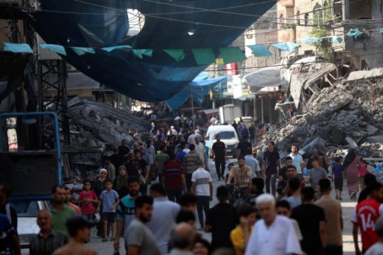 Παλαιστίνιοι περπατούν στην αγορά του προσφυγικού καταυλισμού Jabaliya στη Λωρίδα της Γάζας